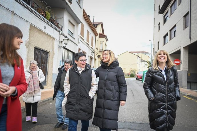 La candidata del PSOE Aragón a las elecciones autonómicas del 8F en la visita previa de este sábado por la mañana a Sabiñánigo.