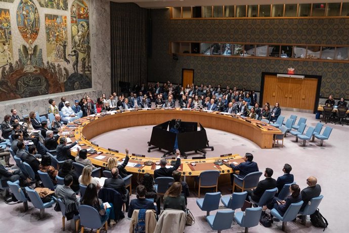 Archivo - November 17, 2025, Bronx, New York, USA: UN Security Council members vote on a draft resolution to Authorize an International Stabilization Force in Gaza authored by the US at UN Headquarters in New York, NY on November 17, 2025. The resolution 