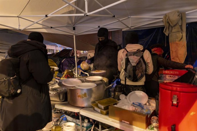 Uns 50 desallotjats de l'antic institut B9 de Badalona van passar la Nit de Nadal sota el pont de la C-31