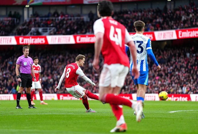 27 de dezembro de 2025, Reino Unido, Londres: Martin Odegaard (3º à direita), do Arsenal, marca o primeiro gol de sua equipe durante a partida de futebol da Premier League inglesa entre Arsenal e Brighton and Hove Albion no Emirates Stadium. Foto: Bradley