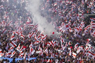 Archivo - June 21, 2025: Fans in the CA River Plate section cheer during the FIFA Club World Cup match between CA River Plate and CF Monterrey; at Rose Bowl Stadium in Pasadena, CA. Kevin Langley/Sports South Media