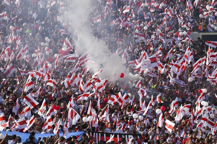 Archivo - June 21, 2025: Fans in the CA River Plate section cheer during the FIFA Club World Cup match between CA River Plate and CF Monterrey; at Rose Bowl Stadium in Pasadena, CA. Kevin Langley/Sports South Media