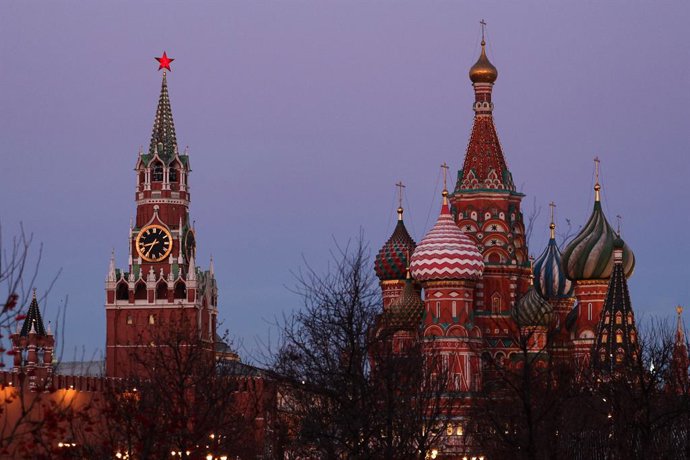 RÚSSIA, MOSCOU - 24 DE DEZEMBRO DE 2025: Vista da Catedral de São Basílio e da Torre Spasskaya do Kremlin de Moscou na Praça Vermelha