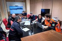 Efectivos de Málaga alertan a la población del entorno del río Guadalhorce ante su rápida crecida