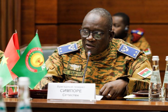 Archivo - RUSSIA, MOSCOW - AUGUST 14, 2025: Celestin Simpore, Defence Minister of Burkina Faso, speaks during a meeting between Andrei Belousov, Defence Minister of Russia, and his other counterparts from the Alliance of Sahel States, a confederation form