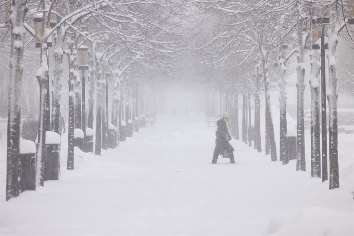 Archivo - STOCKHOLM, March 8, 2023  -- A pedestrian walks amid snow in Stockholm, Sweden, March 8, 2023. Public transport in and around the Swedish capital was severely disrupted on Wednesday as heavy blizzards swept across the country.