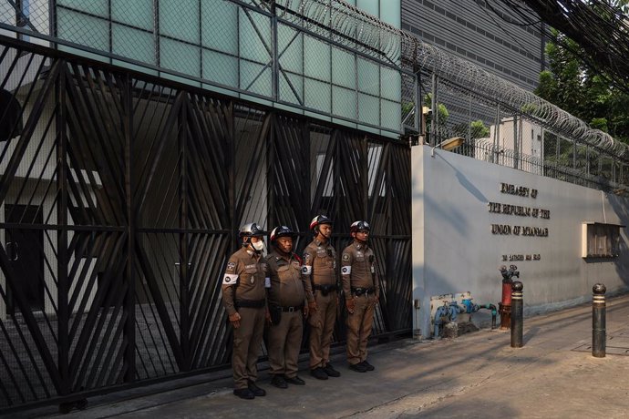 December 7, 2025, Bangkok, Thailand: Thai police officers maintain order in front of the Myanmar Embassy. Myanmar conducted advance voting at its embassy in Thailand under tight Thai police security, with a quiet atmosphere and only a small turnout of Mya