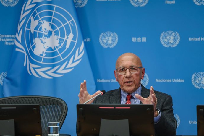 Archivo - October 29, 2025, New York, New York, USA: TOM ANDREWS, UN Special Rapporteur on the situation of human rights in Myanmar, briefs the press following the presentation of his latest report to the General Assembly Third Committee, outlining ongoin