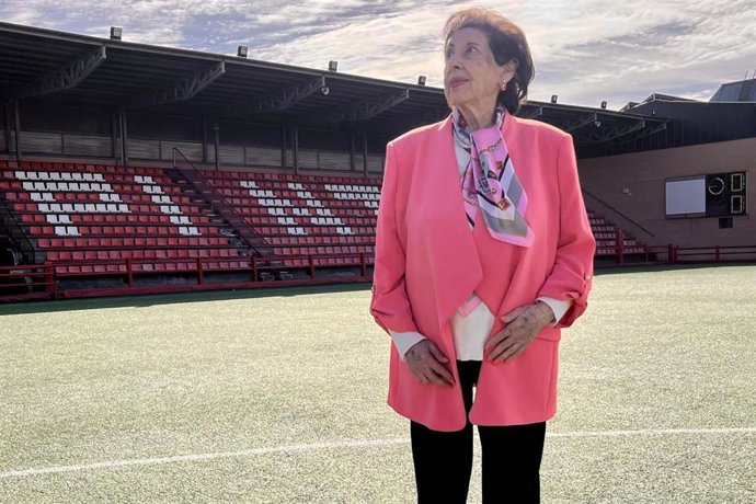 Amelia del Castillo, en un campo de fútbol.