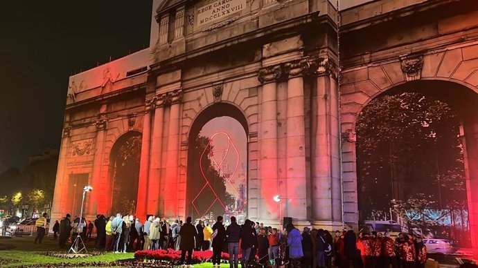 Archivo - Vigilia por el Día Internacional del Sida organizada por Cogam en la Puerta de Alcalá