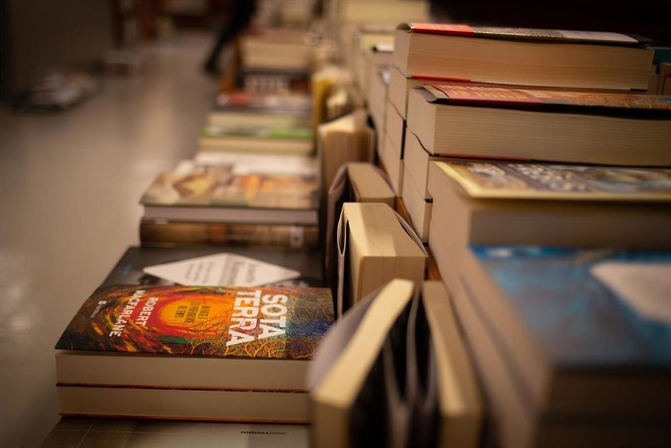 Archivo - Libros y material colocado en las estanterías de la librería Laie Pau Claris librería-café ubicada en la calle catalana de Pau Claris, donde los trabajadores preparan libros y material antes de enviarlos