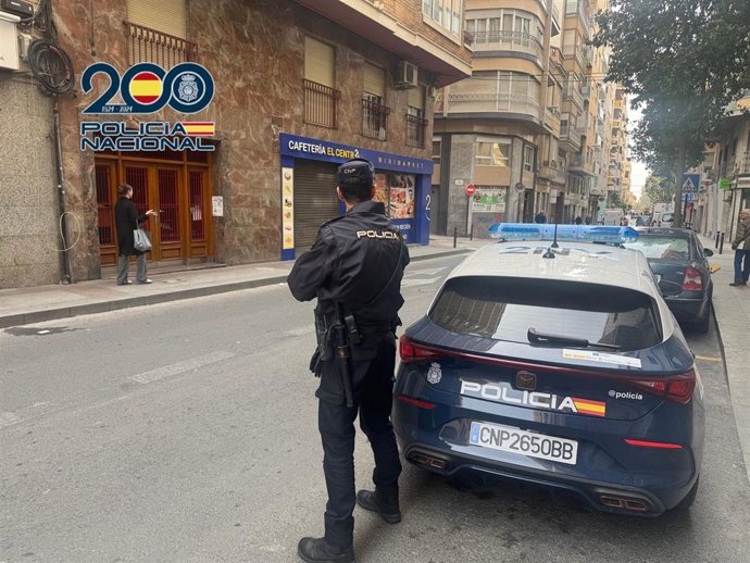 Imagen de archivo de un agente de policía en Elche (Alicante)