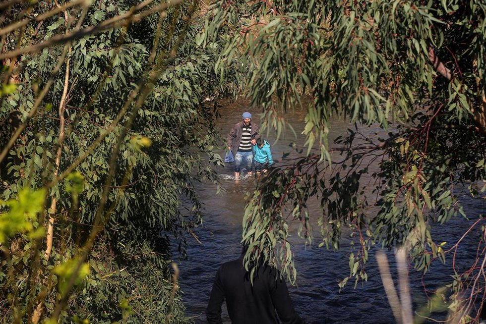 Archivo - Alauíes sirios cruzan el río Nahr al Kabir desde Siria para llegar a la localidad de Hekr el Dahri, en Líbano (archivo)