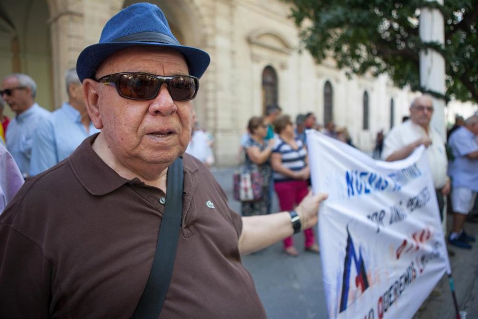 Archivo - Imagen de archivo de una movilización de pensionistas en Sevilla.