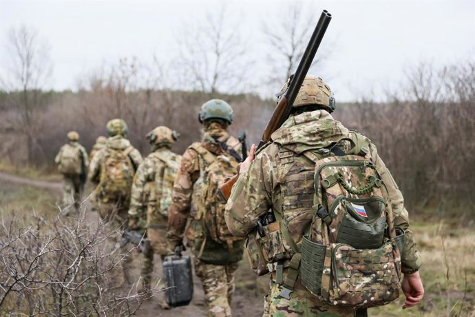 RÚSSIA, REPÚBLICA POPULAR DE LUGANSK - 5 DE DEZEMBRO DE 2025: Militares do 752º Regimento de Rifles Motorizados de Guardas da 3ª Divisão de Rifles Motorizados do 20º Exército de Armas Combinadas de Guardas do Grupo de Forças Zapad [Ocidental] da Rússia pa