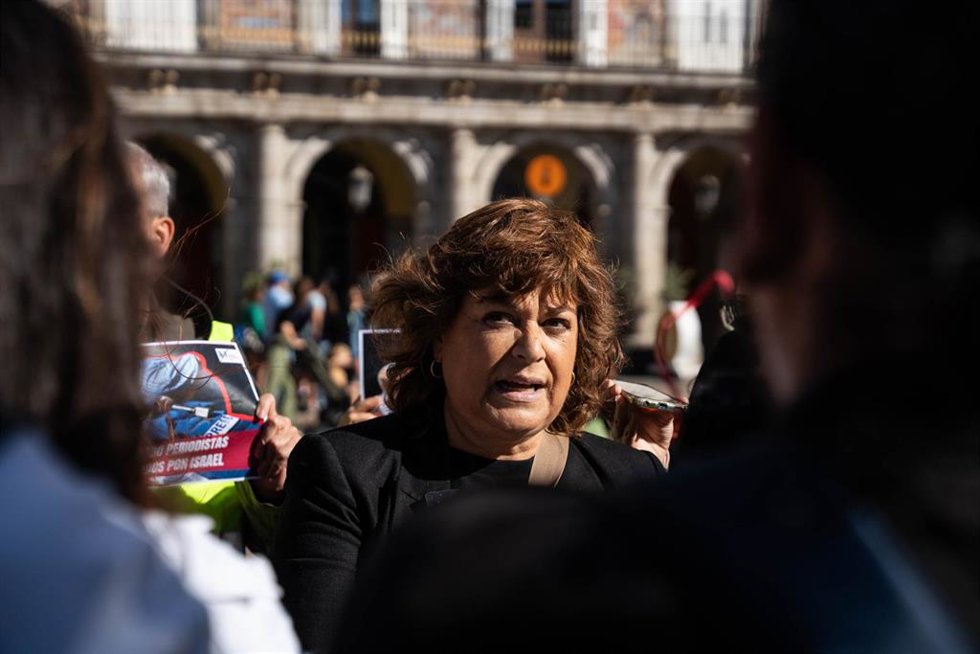 Archivo - La vicepresidenta de RSF España y miembro del Consejo Internacional de RSF, Edith Rodríguez Cachera, lee un manifiesto durante una acción de Reporteros sin Fronteras en la plaza Mayor, a 26 de septiembre de 2024, en Madrid (España). En víspera