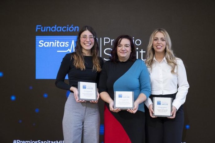 La enfermera del Miguel Servet, Nadia Hamam Alcober, Primer Accésit de los Premios Sanitas EIR 2025, en el centro, junto a otras premiadas