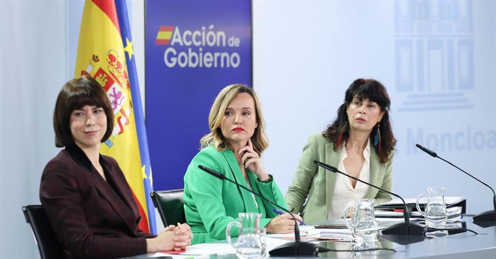 (I-D) La ministra de Ciencia, Innovación y Universidades, Diana Morant; y Pilar Alegría,