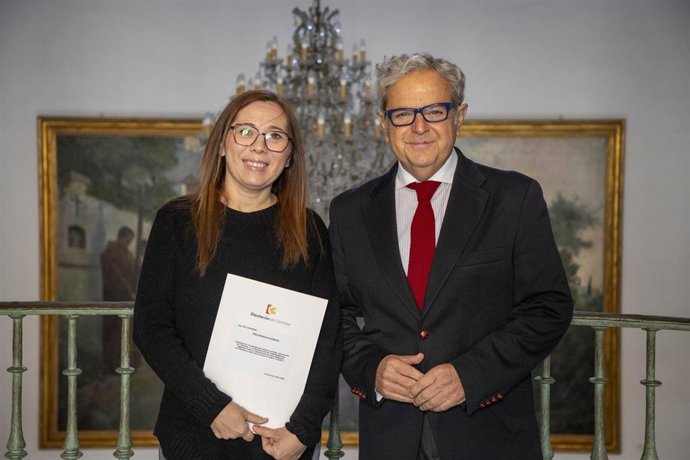 El presidente de la DIputación de Córdoba, Salvador Fuentes, trsa la firma del convenio de colaboración con la ONG Ambessa.