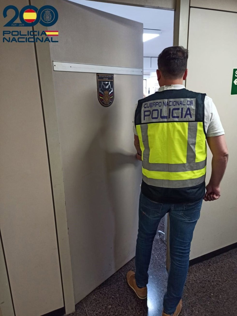 Un agente de la Policía Nacional, de espaldas. Recurso.