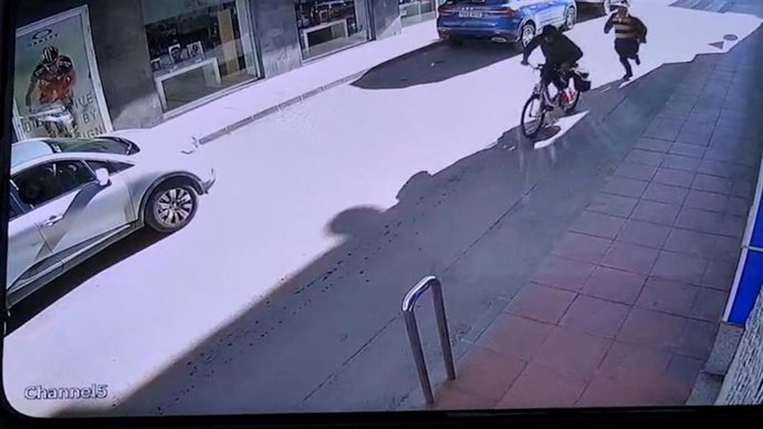Imagen del ladrón escapando con una e-bike robada