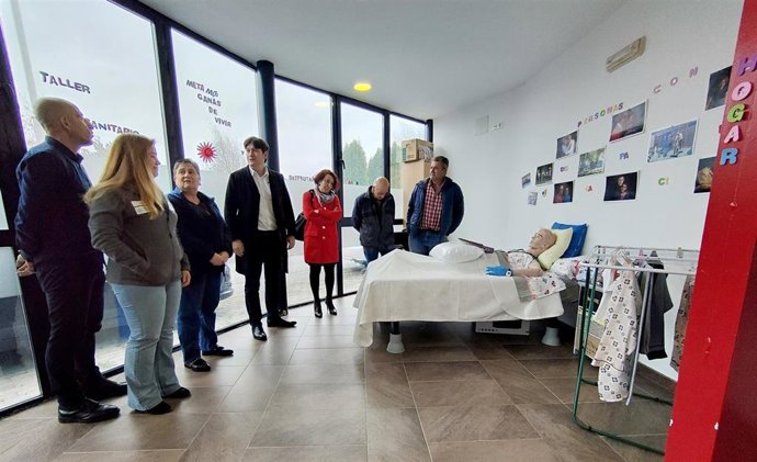 El consejero de Ciencia, Inudstria y Empleo, Borja Sánchez, visita un taller de empleo sociosanitario.