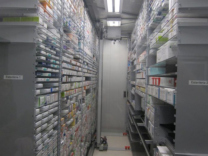 Archivo - Estanterías con medicamentos en la farmacia hospitalaria