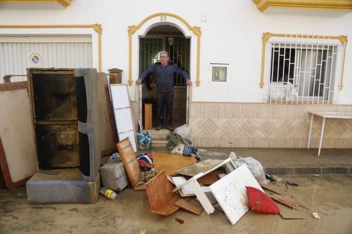 Vecinos de la barriada de Los Cardiales en Cártama limpian el barro en sus casas tras las intensas lluvias de la madrugada, a 28 de diciembre de 2025 en Cártama (Málaga, Andalucía, España).