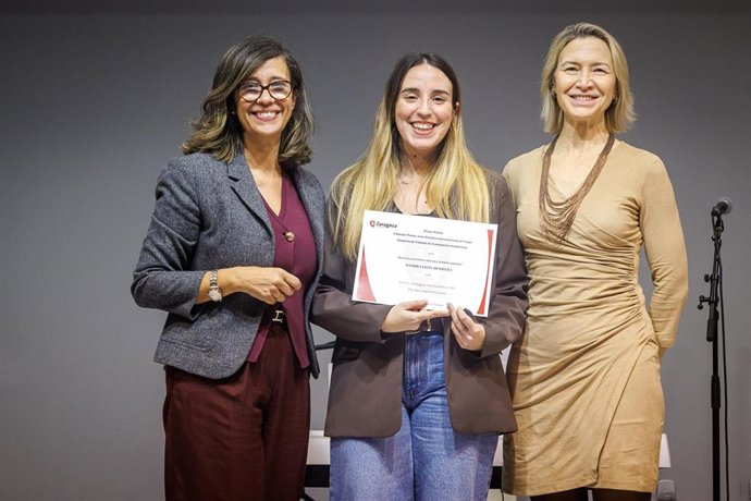 La consejera municipal de Políticas Sociales, Marian Orós, a la izquierda, junto a Sandra León Herrera, premio Investigación por 'Caminos hacia la superación del sinhogarismo: barreras y factores de éxito'.