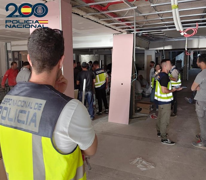 Agentes de la Policía Nacional junto con Inspección de Trabajo en un dispositivo conjunto