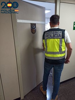 Um oficial da Polícia Nacional, de costas. Recurso.