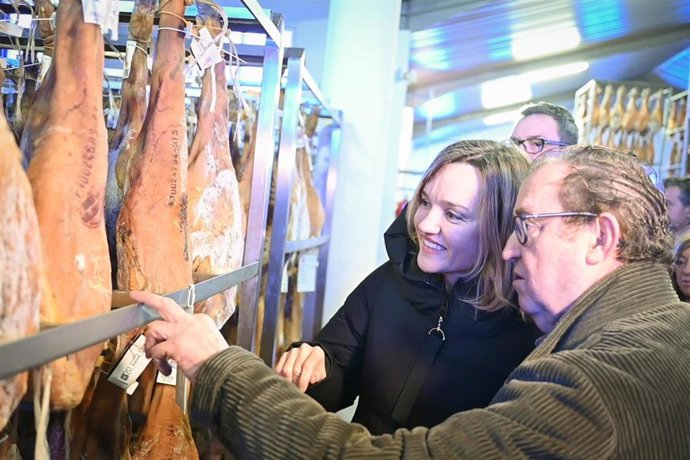 La secretaria general del PSOE Aragón y candidata a la presidencia del Gobierno de Aragón, Pilar Alegría, durante su visita este domingo al secadero Jamones Casa Vieja de Calamocha (Teruel).