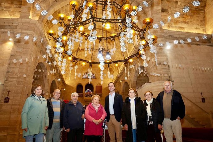 El presidente del Consell, Llorenç Galmés, visita la iglesia de Ariany decorada con más de 1.000 'neules' de la institución insular