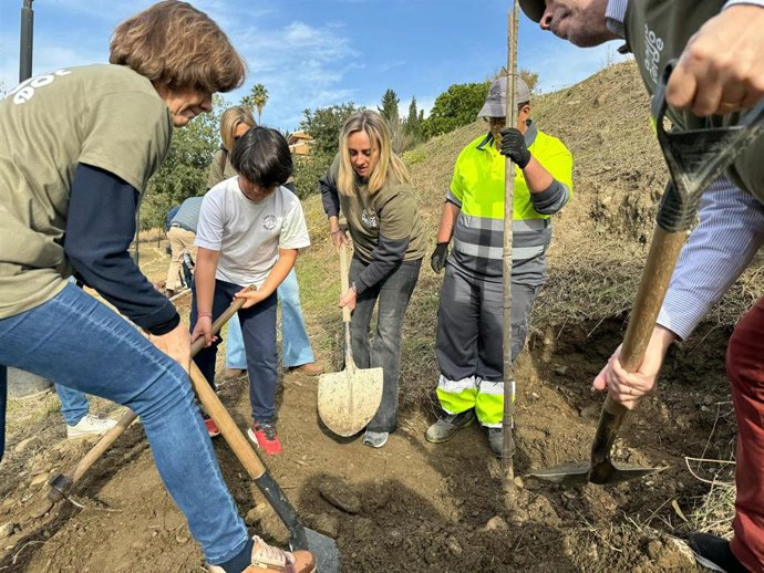 Archivo - La alcaldesa de Granada, Marifrán Carazo, en una imagen de archivo durante la plantación de árboles que se lleva a cabo en el Barranco de la Zorra (distrito Genil).