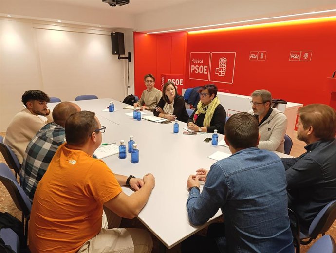 Reunión de diputados socialistas de la DPH y de las Cortes con representantes de la Asociación Can de Chira.