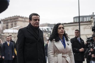 Archivo - El primer ministro de Kosovo, Albin Kurti, y la presidenta de Kosovo, Vjosa Osmani 