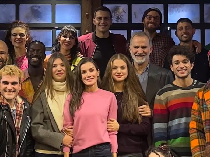 La Familia Real sorprende en Madrid: Los Reyes y sus hijas, de escapada al musical 'Rent'
