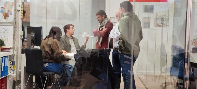 Jorge Pueyo, Isabel Lasobras, de espaldas,  y otros integrantes de CHA este pasado viernes en la sede de la formación aragonesista.