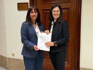 Olvido de la Rosa (i) con la iniciativa ante el Registro General del Congreso de los Diputados.