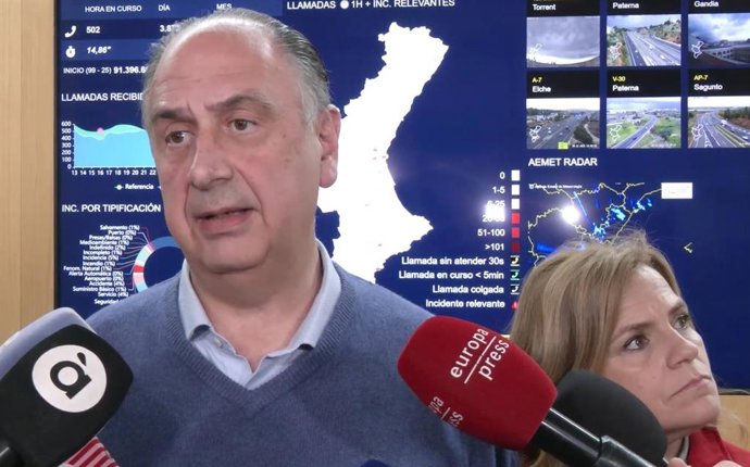 El conseller de Emergencias e Interior de la Generalitat, Juan Carlos Valderrama, informa a los medios tras la reunión de coordinación por las lluvias.