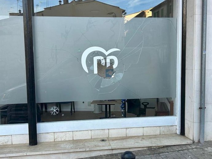 Rompen de una pedrada la cristalera de la entrada de la sede del PP de Inca