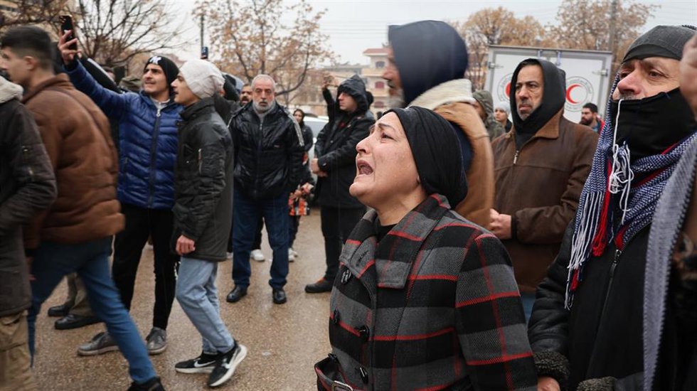 Sirios alauíes protestan tras el atentado del viernes contra una mezquita en Homs 