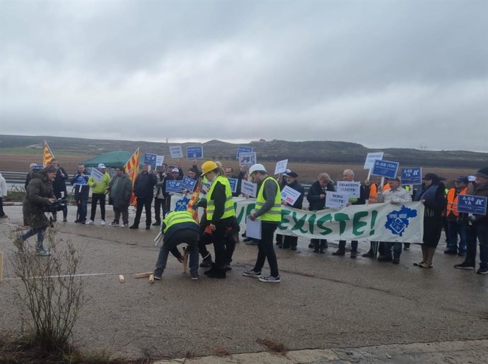 Acto de protesta convocado por el Movimiento ciudadano Teruel Existe para reclamar la construcción de los tamos pendientes de la A-68