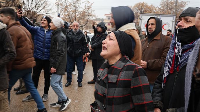 HOMS, 27 de dezembro de 2025 -- Os enlutados se reúnem do lado de fora da Mesquita Imam Ali bin Abi Talib durante uma procissão fúnebre para as vítimas de uma explosão em Homs, no centro da Síria, em 27 de dezembro de 2025. Uma explosão atingiu a mesquita