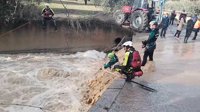 Buscan a un motorista arrastrado por la corriente tras cruzar el río en Íllora (Granada)
