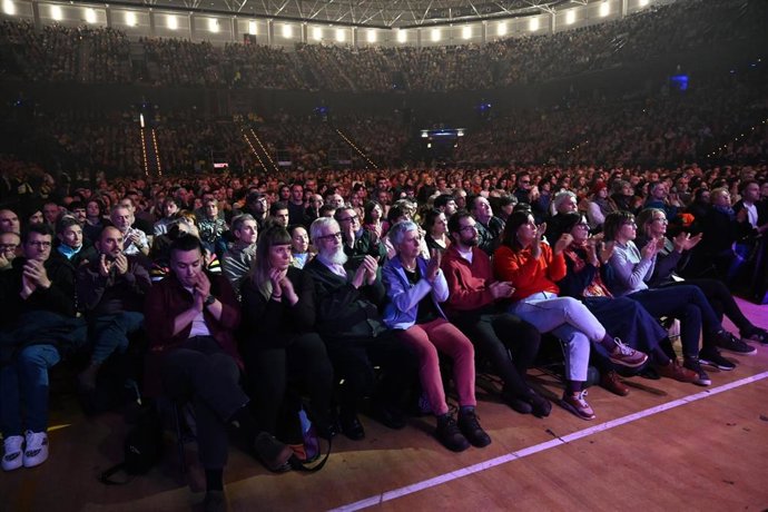 Aplausos en el acto 'Pizkundea' en el Bilbao Arena