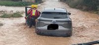 Rescatan a una persona atrapada en el interior de su vehículo por las fuertes lluvias en Pulpí (Almería)