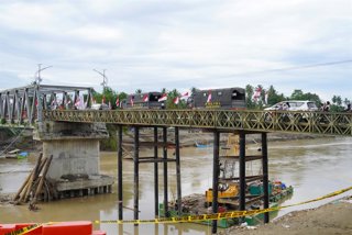 December 27, 2025, Bireuen, Aceh, Indonesia: Residents and vehicles pass over the newly completed emergency Bailey Bridge in Kuta Blang, Bireuen, Aceh, Indonesia, on Saturday. The Bailey Bridge, with a maximum load capacity of 30 tons, serves as an emerge