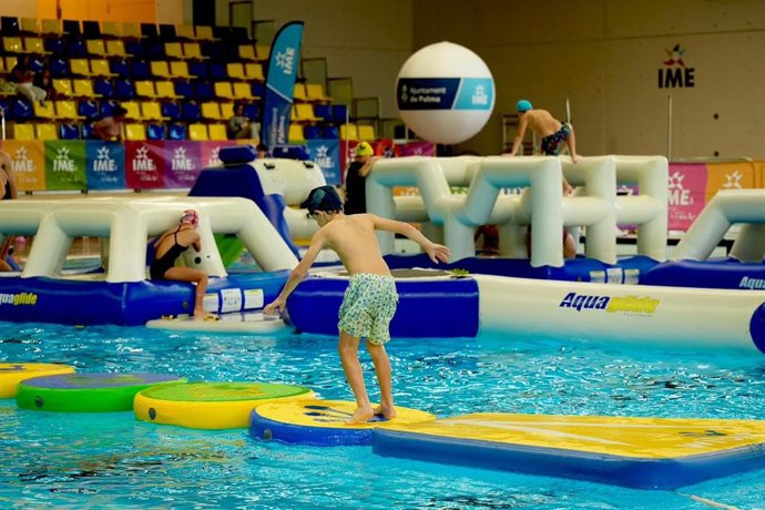 Son Hugo acoge por primera vez la Fiesta Acuática de Navidad con más de 500 participantes