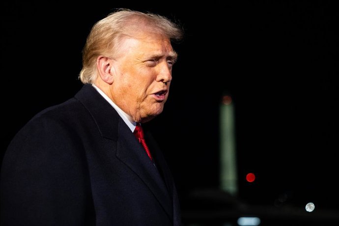 Archivo - 24 de outubro de 2025, Washington, Distrito de Columbia, EUA: O presidente dos Estados Unidos, Donald J. Trump, fala com repórteres enquanto se prepara para embarcar no Marine One no gramado sul da Casa Branca em Washington, DC, EUA, em 24 de ou